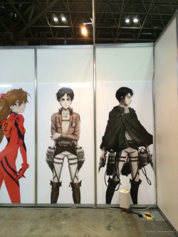 Sumitomo Mitsui’s booth at Anime Japan 2016 this weekend features the official images of Eren and Levi from the banking corporation’s VISA card series!The credit cards and related merchandise were first announced in December 2015!