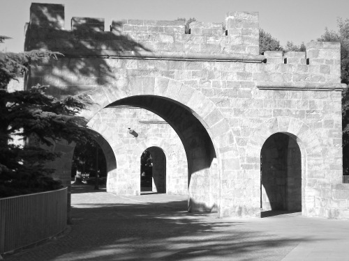 Fortificaciones en el Muro de la Ciudad, Pamplona, Navarra (Gotorlekuak aldean topatuko dugu horma, 