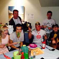 chonce: kimcrossman: Just laughed out loud (literately) We wrote a song and I can’t wait for you all to hear it! #vegeinstruments @joshdevinedrums @deodevine @niallhoran@harrystyles 🙌