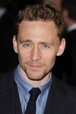 tfortravis:  18/02/2013 Tom Hiddleston arrives