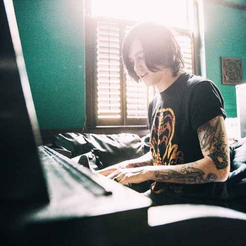 feelsws:  grizzleemartin: @kellinquinn of @sws_official playing some tunes on the piano yesterday before the set!