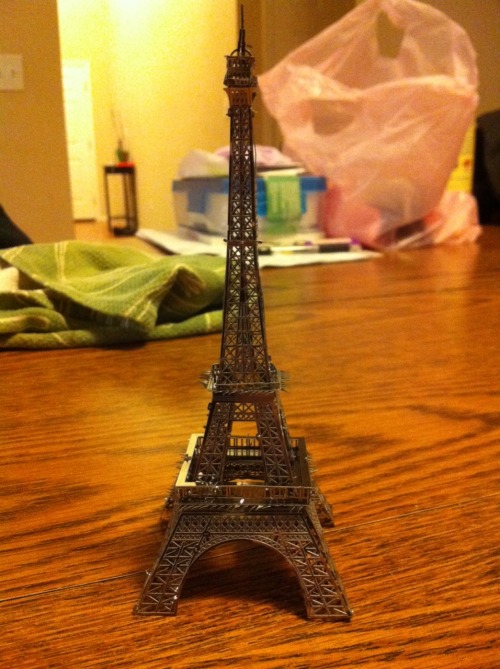 sora12212:  2 HOURS CONSTRUCTING THIS MINI EIFFEL TOWERR W A TWEEZER  it look amazing wowowowow