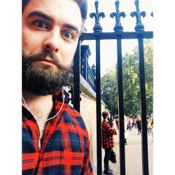 weallheartonedirection:  Told the clients I’m about to meet for the first time I’ve got a red checked shirt on and a beard. This could get awkward…
