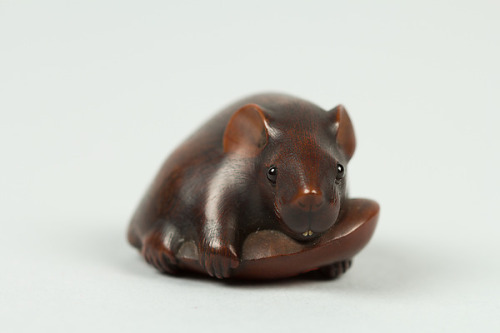 heaveninawildflower:Netsuke of a Rat Grasping a Snowpea (Japan, early 19th century). Wood. Images 