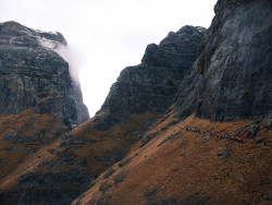 adventure-cravings:  Hiking  - Sentinel Peak, Drakensberg, South Africa 