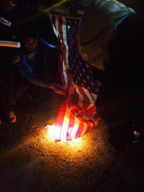 land-of-propaganda:  BREAKING NEWS  Protesters burn the American flag in honor of Mike Brown and VonDerrit Myers.  (10/09) 