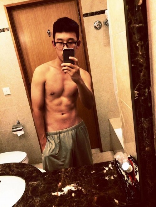 qye10086:boybentre:gay19980408:舔Cu bự不错