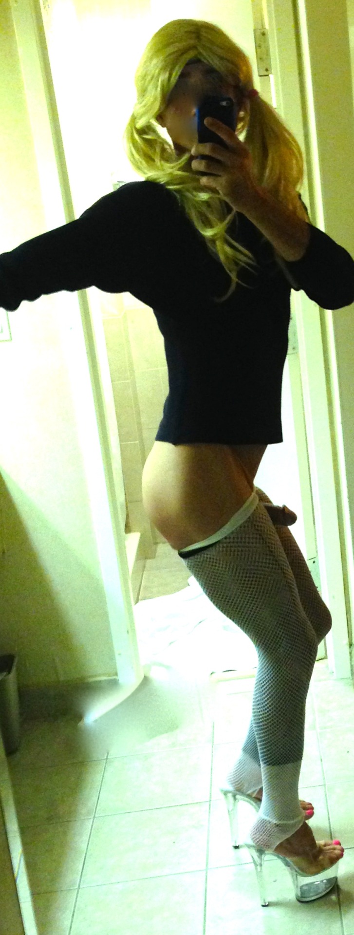 sexylittlefemboyfeet:  Sexy Femboy Playing