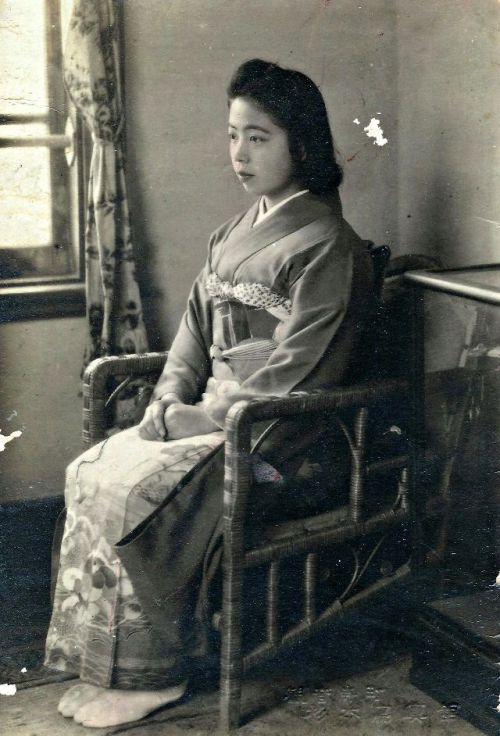 Japanese girls in traditional dress (1900s - 1920s).