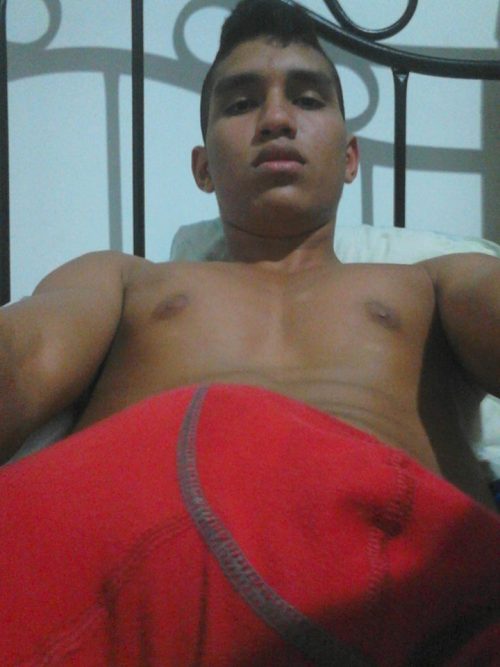 twinkgrinder:  mexicanitoshot:  Ese de rojo   nunca me cansaria de mamar esa verga!! nunca!!!