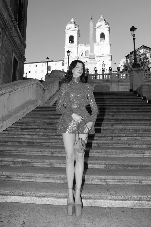 analogwerk: Anne Hathaway photographed at the Valentino Haute Couture Fall/Winter 22/23 fashion show on July 08, at Piazza Di Spagna 2022 in  Rome, Italy - photography by Daniele Venturelli