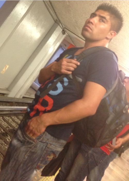 videosamedianoche:  Chacal en el metro