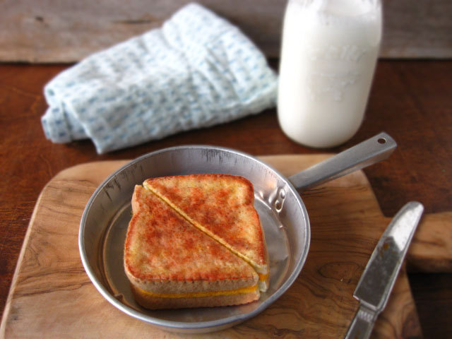 lustik:  Milk Fly -  Huong Huynh.Lustik:  twitter | pinterest | etsy