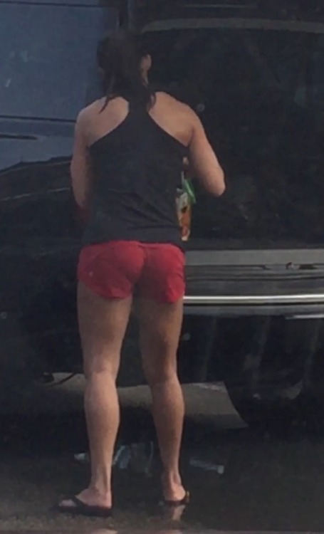 ilvhose2: Set 2 of 2 of the super hot fit milf. She changed into some tiny shorts and tank. Such a t