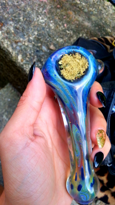 indica-illusions:  smokin a bowl w kief on