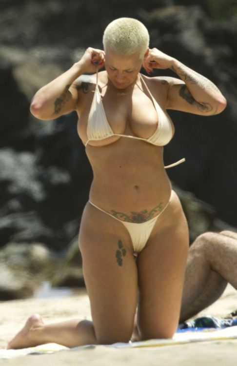 pokerjimandcurvyjen:  sexy-nude-celebrities:  Amber Rose  She has such an amazing , real woman’s body. Stunning! 