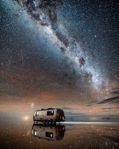 The Uyuni salt flats beneath the stars ✨ Would you go here?!PC: @theboliviantraveler #tentreeten tre