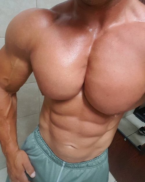 the-swole-strip:the-swole-strip.tumblr.com/ Beautiful deep cleavage on this HOT set of pecs. 