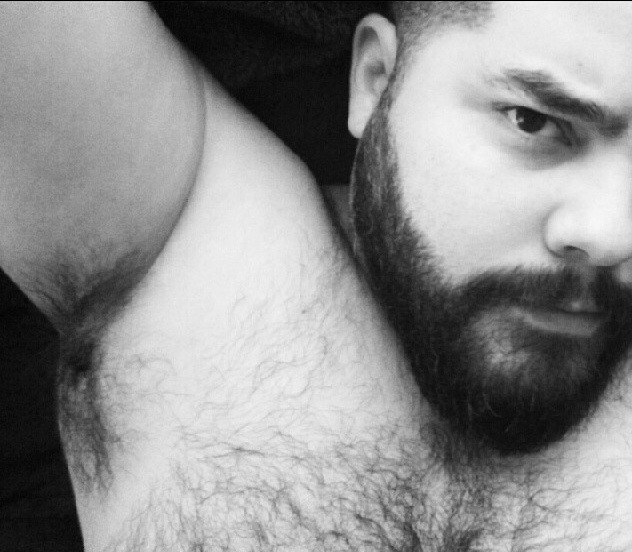 cubbypup:  chubadmirer:  Chubs y Algo Más…  yum!