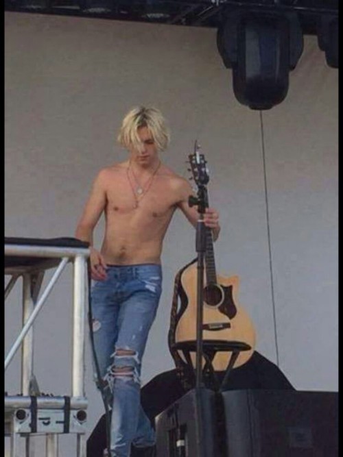 boytrappedinthcloset:  Ross Lynch shirtless, bulge, dick outline and ass