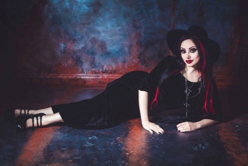 gothicandamazing:  Model/MUA: Dani DivineClothes: Necessary Evil / Kate’s ClothingPhoto: Vapour Trail PhotographyWelcome to Gothic and Amazing |www.gothicandamazing.com  