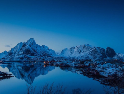 wordsnquotes:  landscape-photo-graphy:Timelapse Through Lofoten IslandsPhotographer Lasse Henning went in at the Lofoten Island located in the north of Norway, closed to the polar arctic circle. he came back with amazing pictures he assembled to make