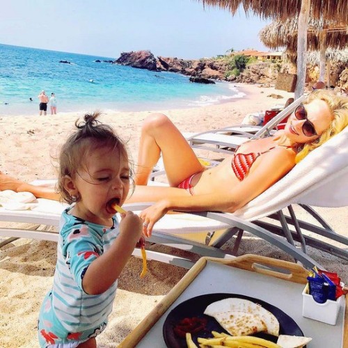 accolalove:@craccola: Mama & Mini living our best lives #sunshineandfrenchfries @fspuntamita 