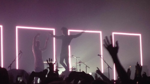 sycophxnt:fallingforthe1975:itsthe1975:i want to relive monday nightthis looks like a dreamI went on