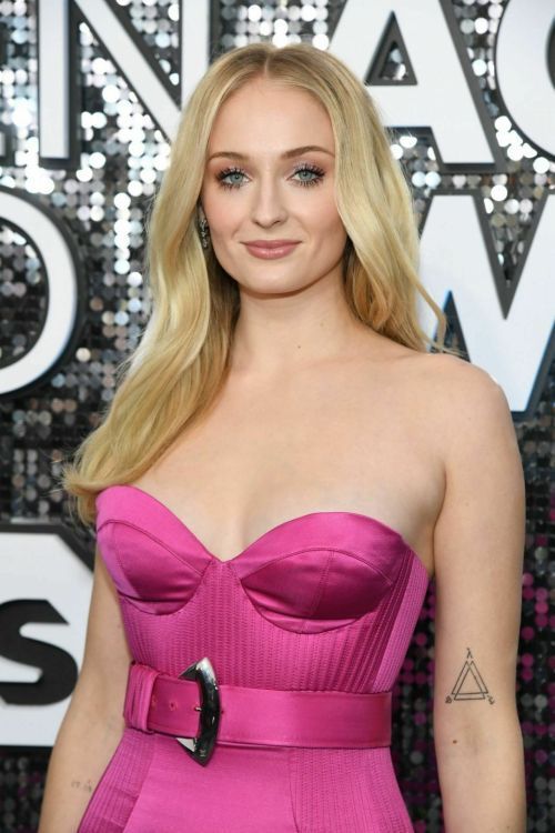 Sophie Turner pink outfit