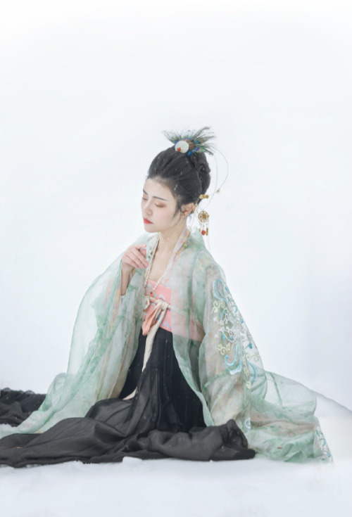 Traditional Chinese hanfu in ambiance of Tang dynasty by 苑小嘉