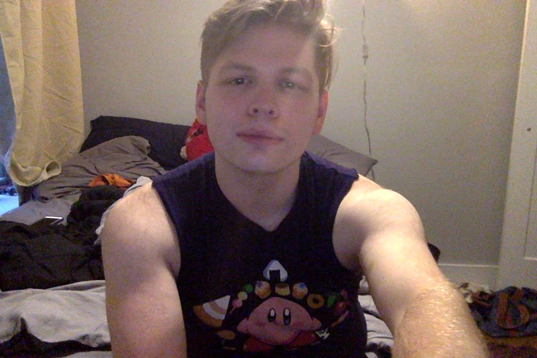 stillglowinstillcrowin: Sometimes it’s time to take webcam photos like it’s 2011