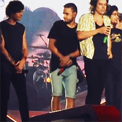 sweather-kitten-lou:  dailydoseofziam:  Louis tries to grab Liam’s mic, but ends up losing his own one. 16/08/14   🙊  Lol awe tiny pixi