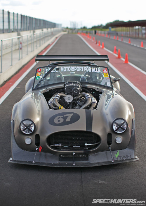 british-racing-green:  maythedownforcebewithyou:  V12 Cobra jfc  oh dayumm