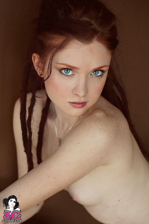 stargate-tierra:  dirtysmallteens:  Piercing eyes    And gorgeous!