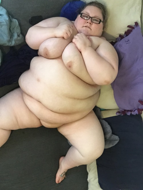 timekeepa:  bigxgirlsxlovexsex:  Here is more my sweets…🍫🍰🍪👸 xoxo  I am crushing hard on this sexy Angel.