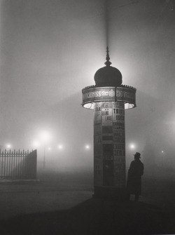 tamburina:  Brassaï, Paris, 1933 