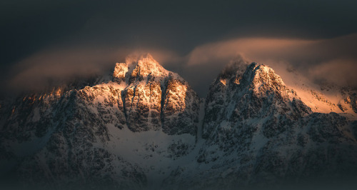 escapekit:Mountain GlowSweden-based photographer Tobias Hägg shares beautiful shots of mountainscape