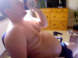 keepembloated:He knows milk does his belly good.