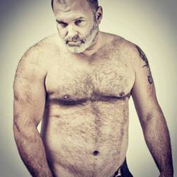 manlyandhairy:  Daddy…come hither. 