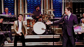 heavenlybrendon:Remember that time Brendon Urie received a roaring standing ovation from the audienc