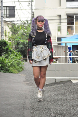 gyaru-coordinates:  I think the bag + skirt combination is lovely. Brands: Jouetie, WEGO, candy stripper