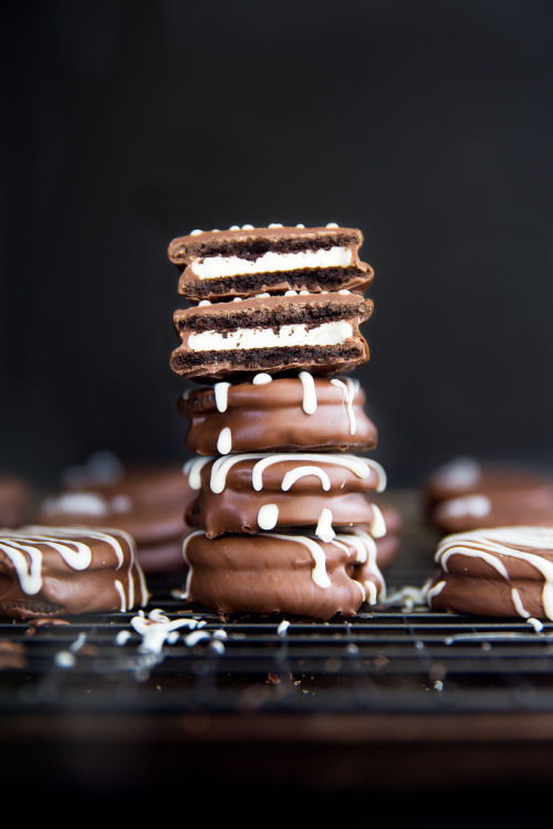 confectionerybliss:  Mint Chocolate Covered Oreos | Broma Bakery 