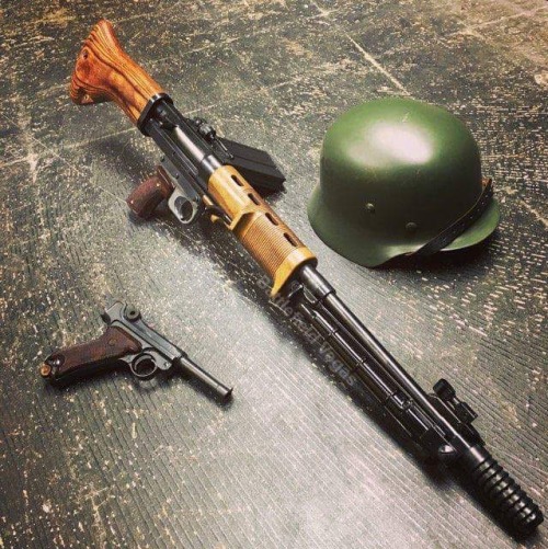 battlefieldvegas:Our “new” FG42 from SMG Guns. Beautiful and faithful reproduction of th