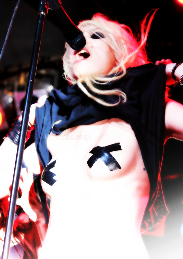 haterxxz:  TAY SHIRTLESS