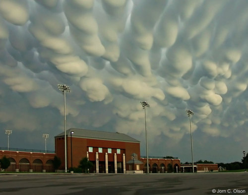 Mammatus Clouds over Nebraska: When do cloud bottoms appear like bubbles? Normally, cloud bottoms ar