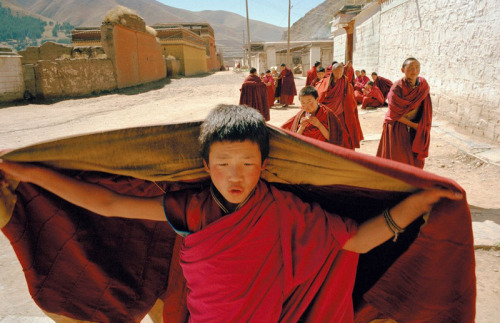 20aliens:  CHINA. Gansu Province. Xiahe.Novice Tibetan monks on their way to prayer. 1996. Ian Berry.