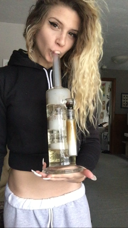 shay-gnar:  cute n comfy bong rips