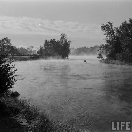 Canoe racers in the mist(Wallace Kirkland. 1953)