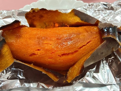 local snacks for chinese people in autumn and winter ◇ 烤红薯 roasted sweet potato◇ 糖炒栗子sweet fried che