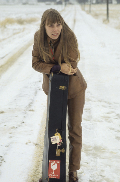 bobdylan-n-jonimitchell:Joni Mitchell at 25 years old, somewhere within the winter of 1968–1969.